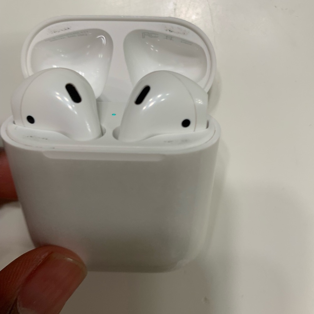 AirPods - Picture 2 of 6
